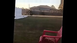 padre encuentra a su hija follando en el patio de su casa