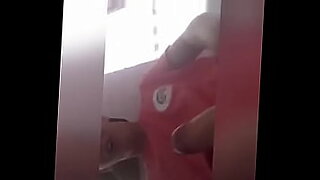 giovanissima pompinara italiana soffoca su un cazzone