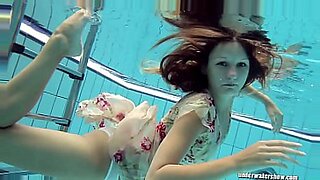 lesbians fingering in public swimming pool