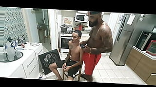 mae ve o filho no banho e fas sexo com ele