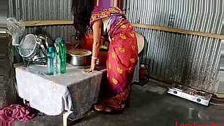 a kitchen lady in saree hot