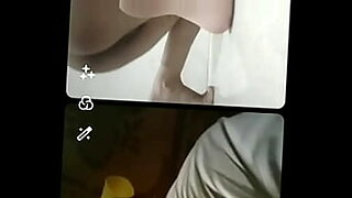 teen rubbing pussy on webcam