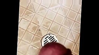 mi tia masturbandose en la ducha