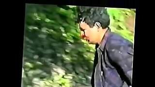 padre encuentra a su hija follando en el patio de su casa