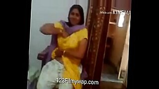 indian girl bending down showing boob sex