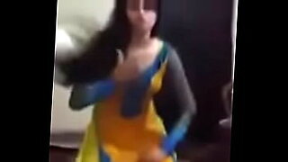 aunty nude slim desi body removing pose sari