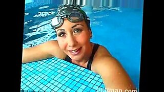 girl cums in swimming pool