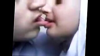 lesbin kiss