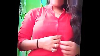 indian saree red bra aunty cleavage