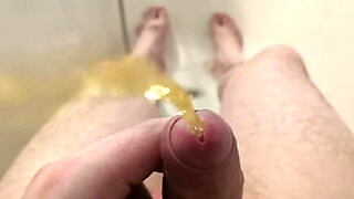 chubby piss in toilet